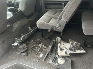 ハイエース事故車内に残された損傷部品